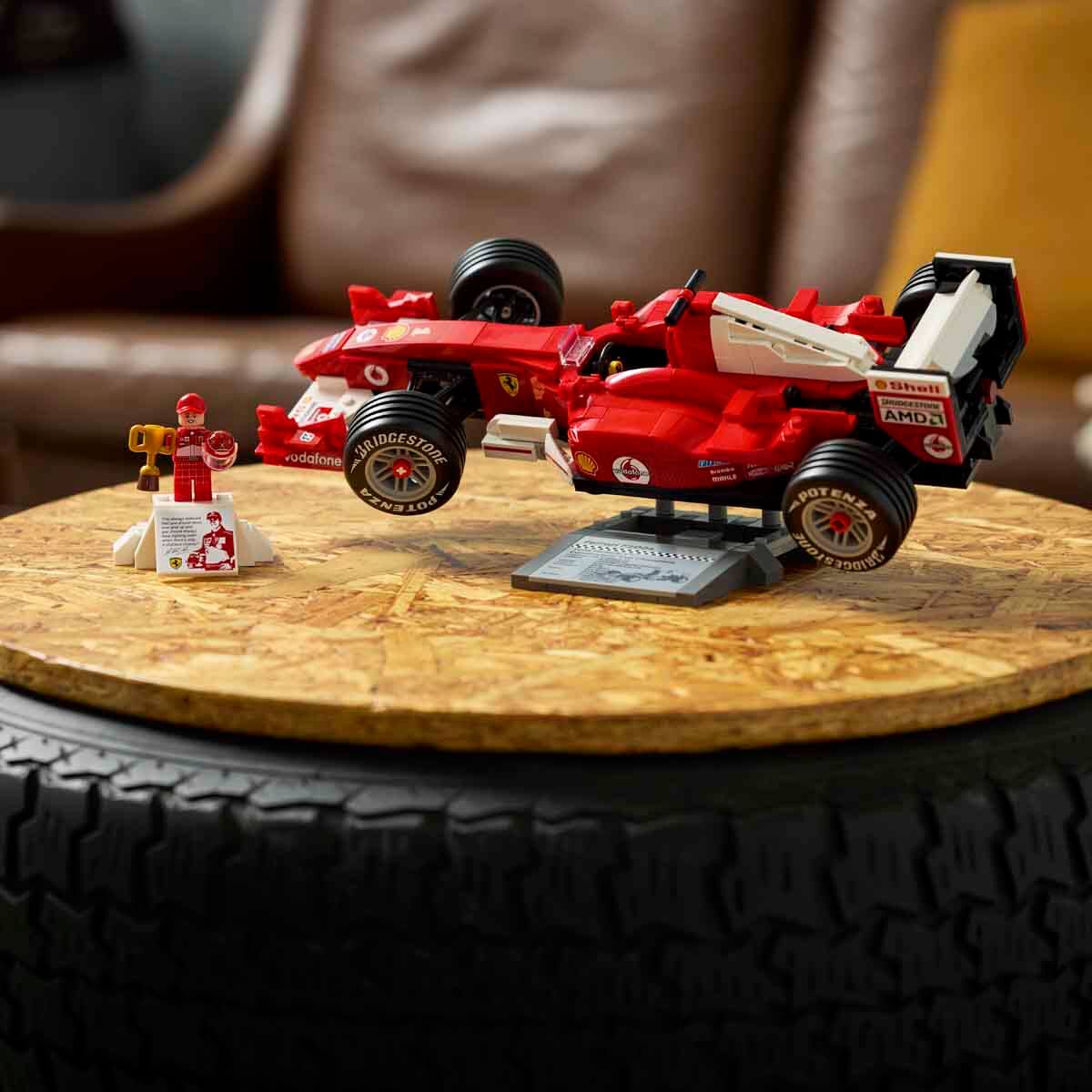 LEGO Icons Ferrari F2004 ve Michael Schumacher 11375-10